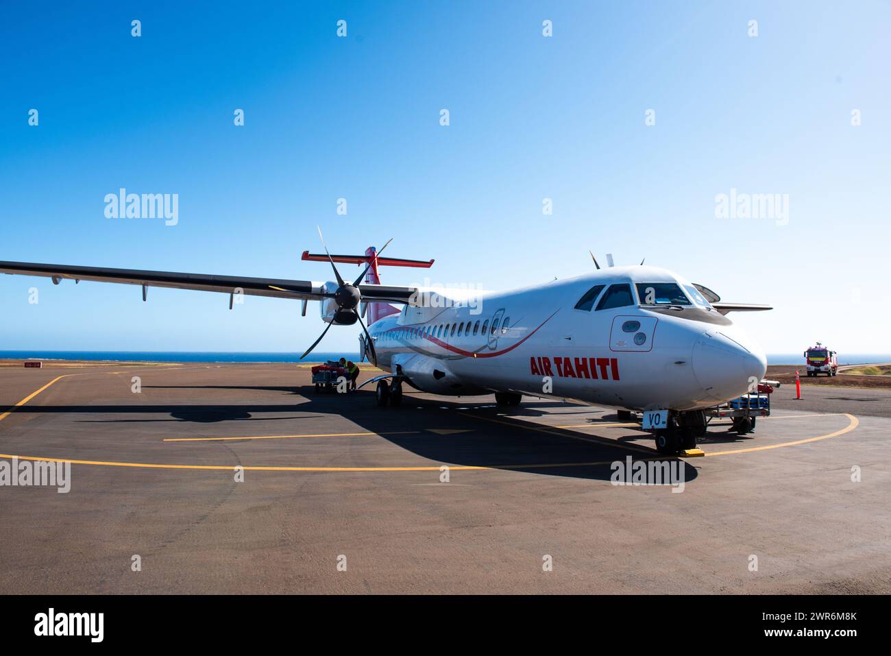 Air Tahiti VT 859 - ATR 72 bimotore turboelica aeroplano presso l'aeroporto di Nuku Hiva Foto Stock