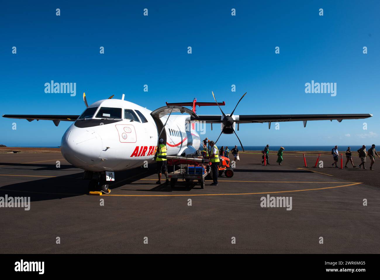 Air Tahiti VT 859 - ATR 72 bimotore turboelica aeroplano presso l'aeroporto di Nuku Hiva Foto Stock
