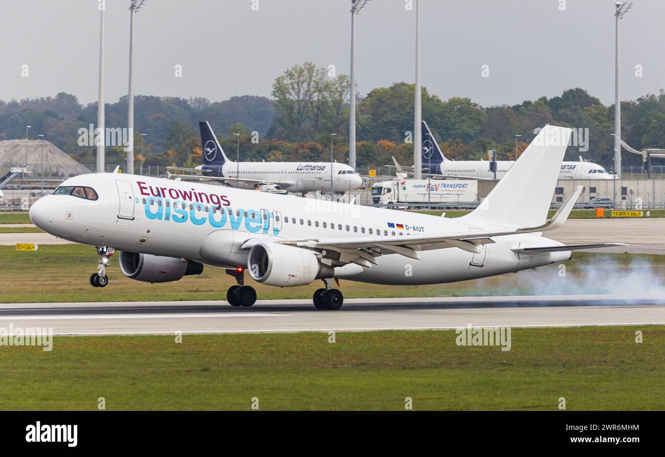 Ein Airbus A320-214 von Eurowings Scopri landet auf der Südbahn des Flughafen München. Immatrikulation D-AIUT. (München, Deutschland, 11.10.2022) Foto Stock