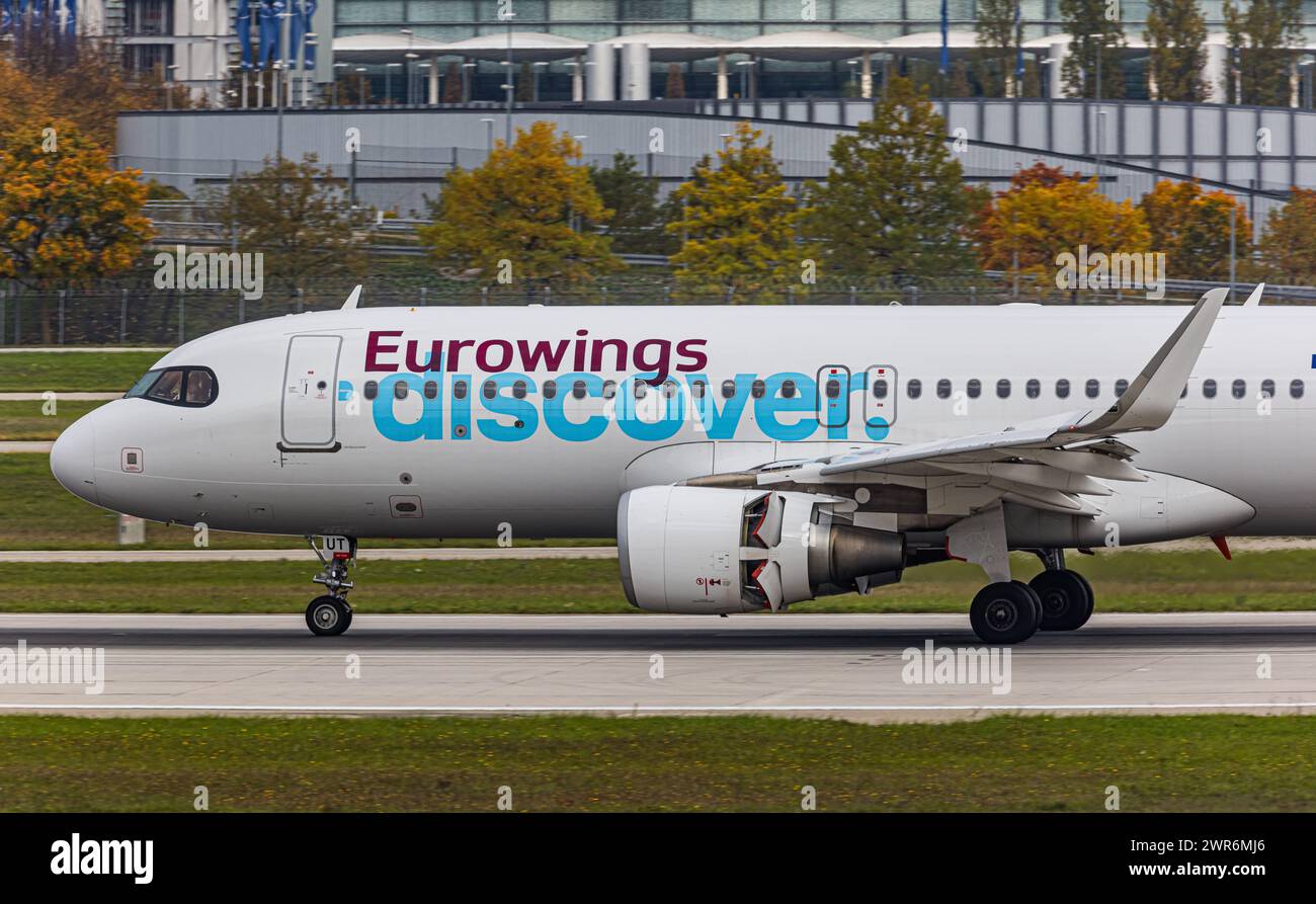 Ein Airbus A320-214 von Eurowings Scopri landet auf der Südbahn des Flughafen München. Immatrikulation D-AIUT. (München, Deutschland, 11.10.2022) Foto Stock