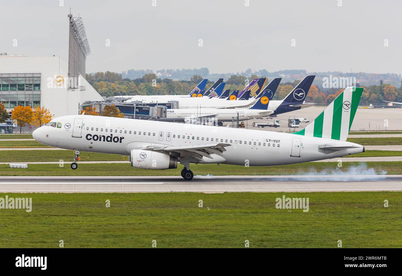 Ein Airbus A320-232 in der Bemalung der deutschen Fluggesellschaft Condor, operativ betrieben von der osteuropäischen Heston Airlines, landet auf der Foto Stock