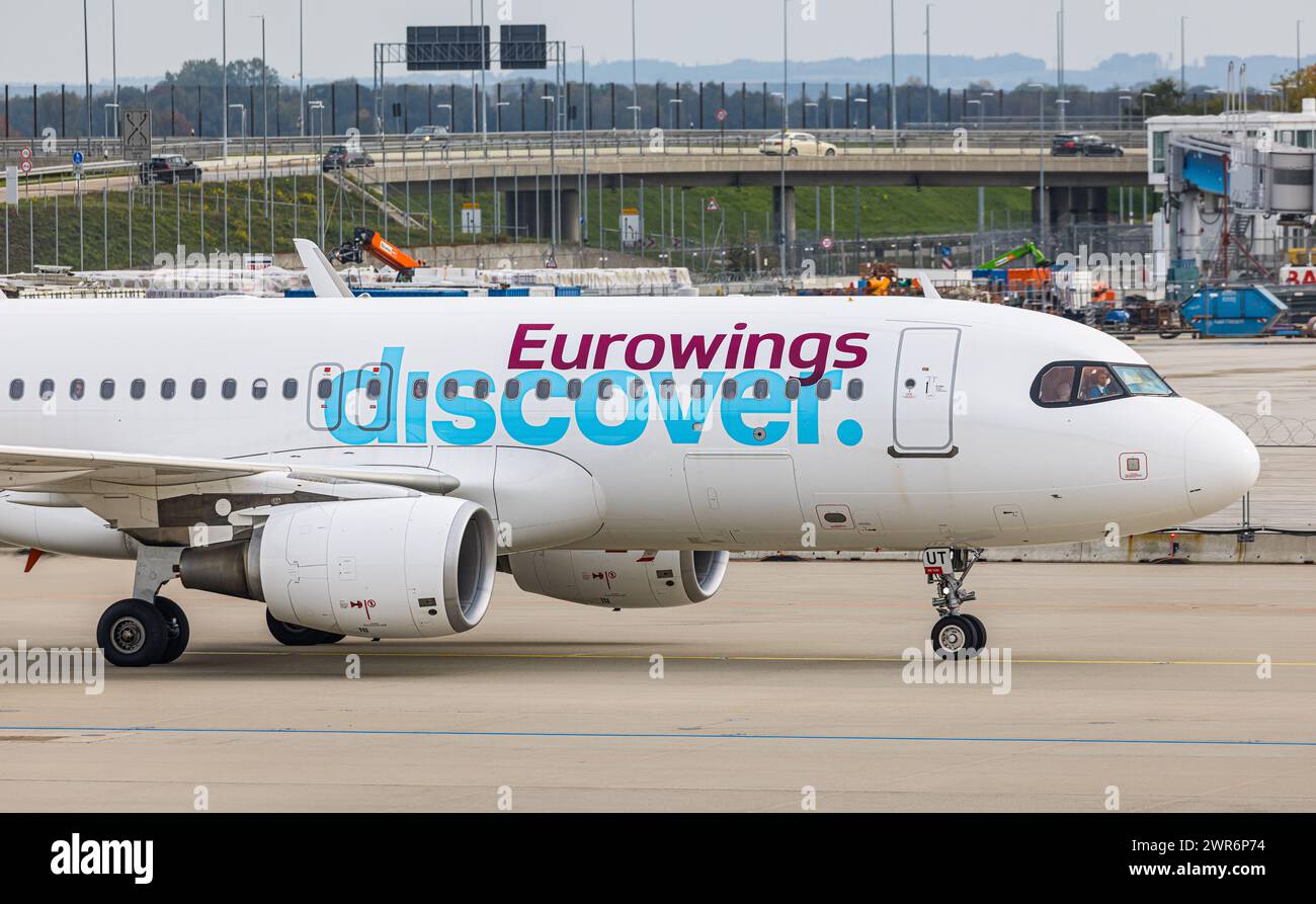 Ein Airbus A320-214 von Eurowings Discover rollt nach der Landung auf dem Flughafen München zum Terminal. Immatrikulation D-AIUT. (München, Deutschlan Foto Stock