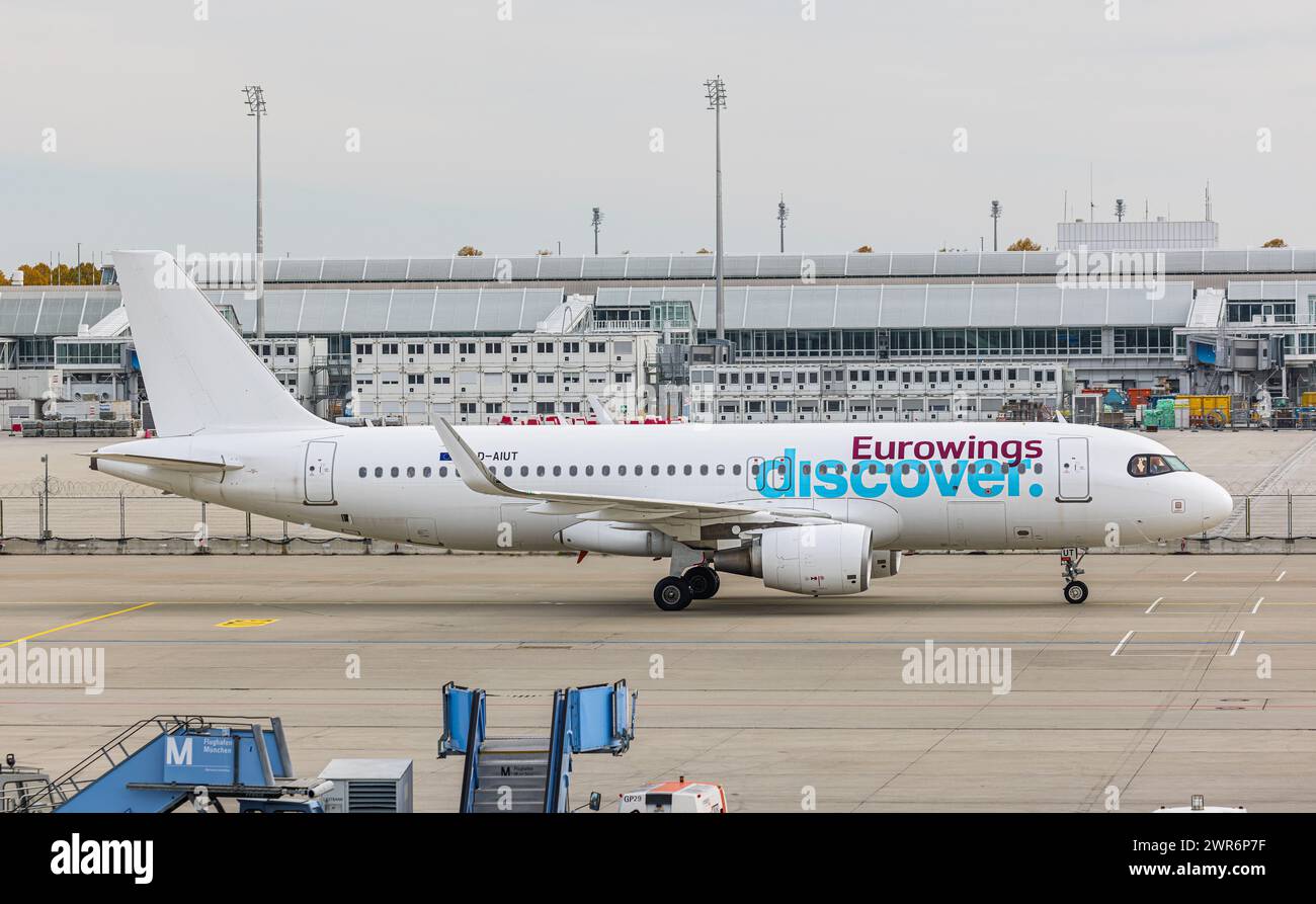 Ein Airbus A320-214 von Eurowings Discover rollt nach der Landung auf dem Flughafen München zum Terminal. Immatrikulation D-AIUT. (München, Deutschlan Foto Stock