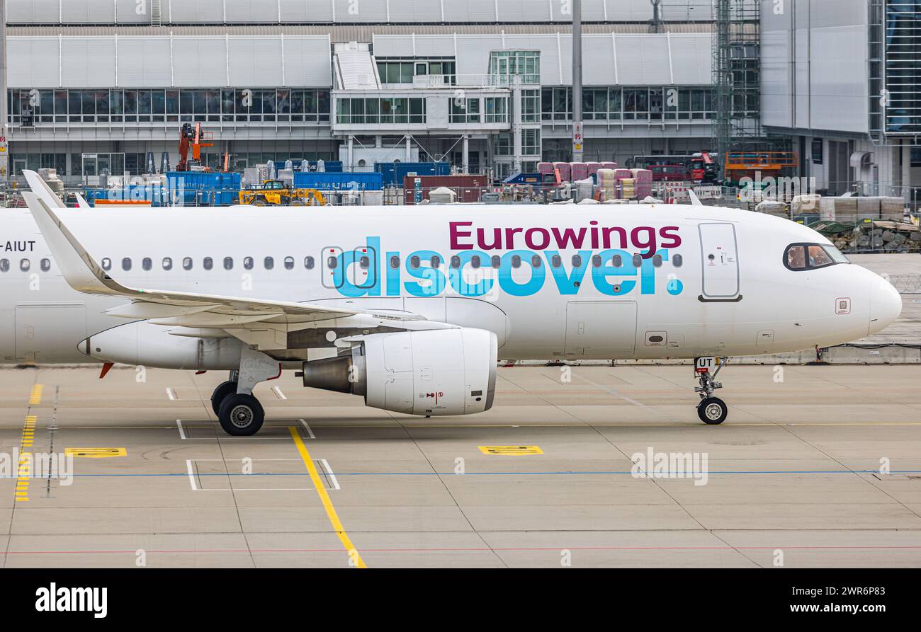 Ein Airbus A320-214 von Eurowings Discover rollt nach der Landung auf dem Flughafen München zum Terminal. Immatrikulation D-AIUT. (München, Deutschlan Foto Stock