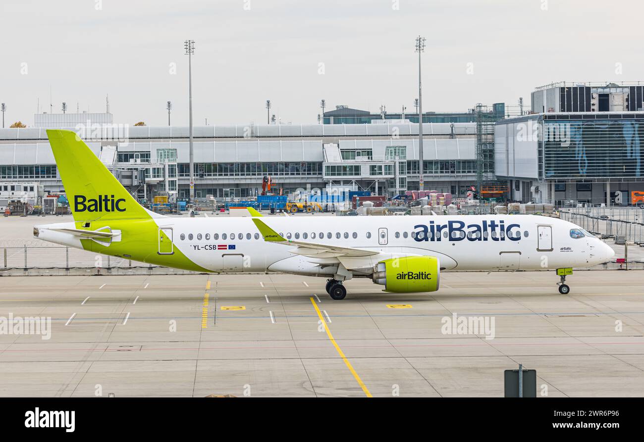 Ein Airbus A220-300 von Air Baltic rollt nach der Landung auf dem Flughafen München zum Terminal. Immatrikulation YL-CSB. (München, Deutschland, 09,10 Foto Stock