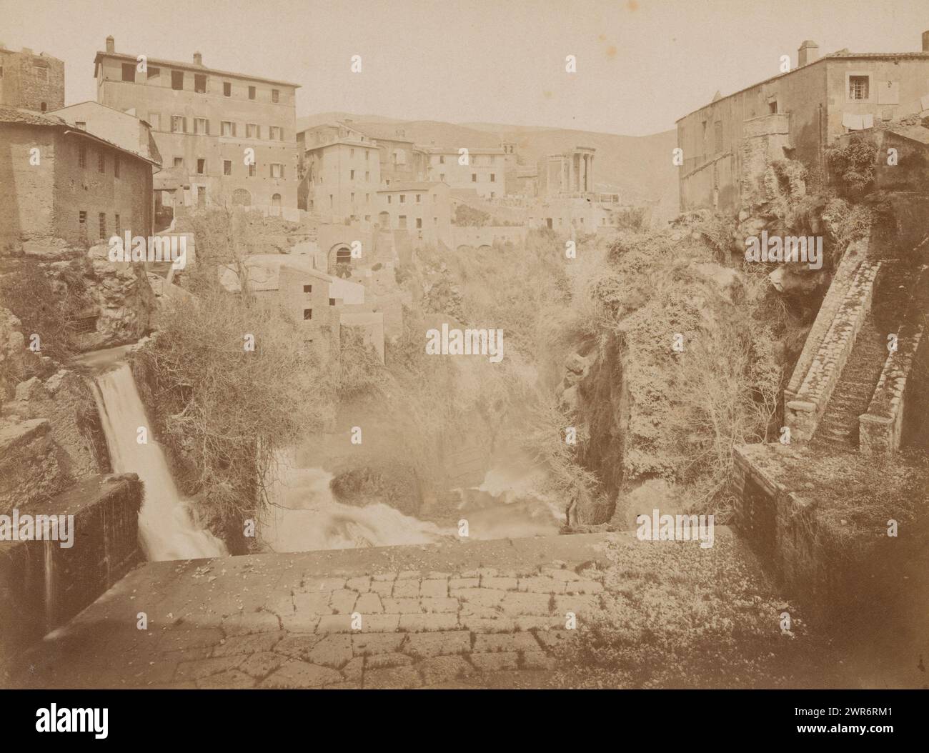 Vista di Tivoli con il Tempio di Sibilla sullo sfondo, Tivoli - Ponte e Tempio della Sibilla (titolo sull'oggetto), Roma (titolo della serie sull'oggetto), anonimo, Tivoli, 1851 - 1900, carta, stampa albume, altezza 198 mm x larghezza 258 mm, altezza 255 mm x larghezza 356 mm, fotografia Foto Stock