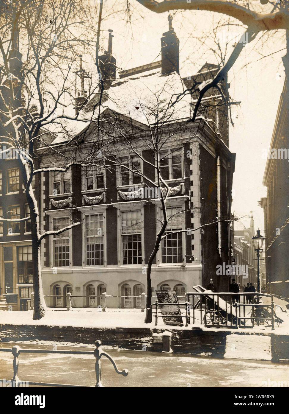 Vista della vecchia Spinhuis sull'Oudezijds Achterburgwal di Amsterdam, in inverno, anonimo, Amsterdam, 1900 - 1920, supporto fotografico, stampa in gelatina argento, altezza 217 mm x larghezza 163 mm, altezza 324 mm x larghezza 236 mm, fotografia Foto Stock