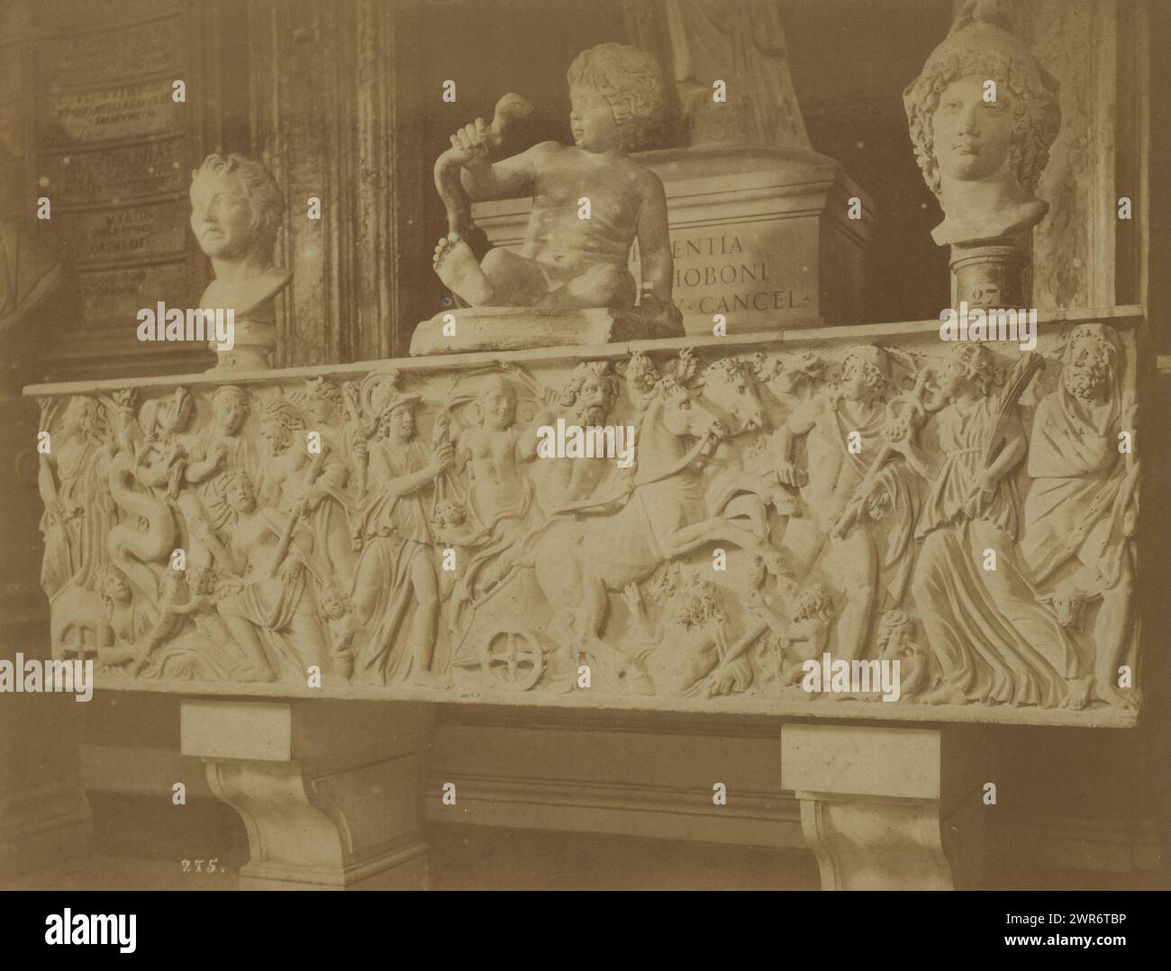 Sarcofago raffigurante la caccia di Diana nei Musei Capitolini di Roma, in Italia, Museo Capitolino. Sarcofago presentante rap la caccia di Diana. (Scultura Antica) (titolo sull'oggetto), Roma (titolo della collana sull'oggetto), Fratelli Alinari, dopo scultura di: Anonymous, Roma, 1852 - 1900, cartone, stampa albume, altezza 196 mm x larghezza 248 mm, altezza 205 mm x larghezza 260 mm, fotografia Foto Stock