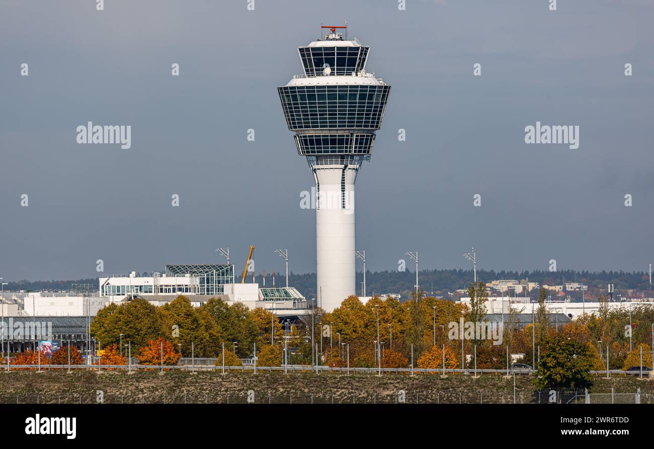 Blick zum Kontrollturm des Flughafen München ,Franz Josef Strauss', wo die deutsche Flugsicherung ihre Arbeitsplätze Hat. (München, Deutschland, 10,10 Foto Stock