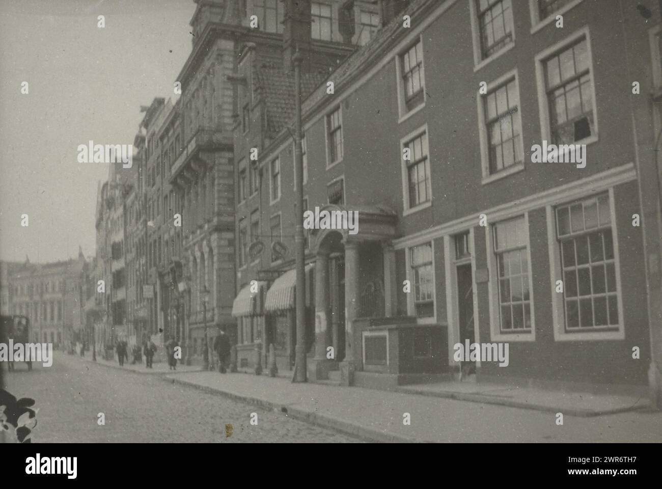 Vista del Rokin ad Amsterdam, di fronte all'ingresso della Cappella Nieuwezijds (Rokin 78-80). In lontananza, associazione di artisti Arti et Amicitiae (Rokin 112), George Hendrik Breitner, Amsterdam, 1904 - 1908, supporto fotografico, stampa in argento gelatina, altezza 171 mm x larghezza 231 mm, altezza 179 mm x larghezza 231 mm, altezza 189 mm x larghezza 249 mm, fotografia Foto Stock