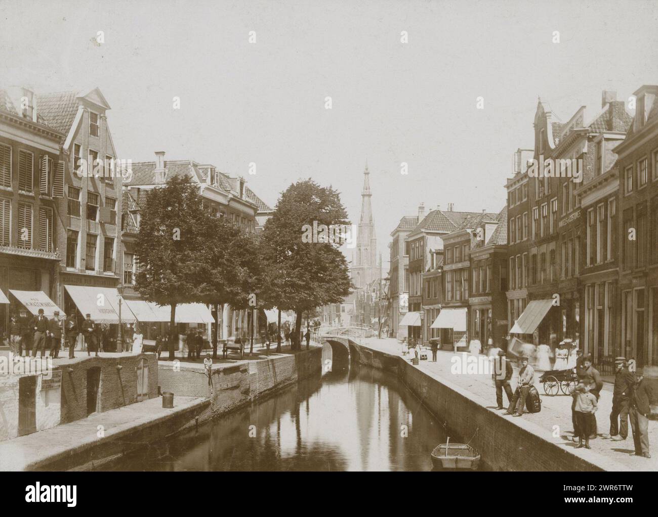 Vista sulla strada con canale a Leeuwarden, anonimo, Leeuwarden, 1890 - 1910, supporto fotografico, altezza 122 mm x larghezza 170 mm, altezza 144 mm x larghezza 198 mm, fotografia Foto Stock