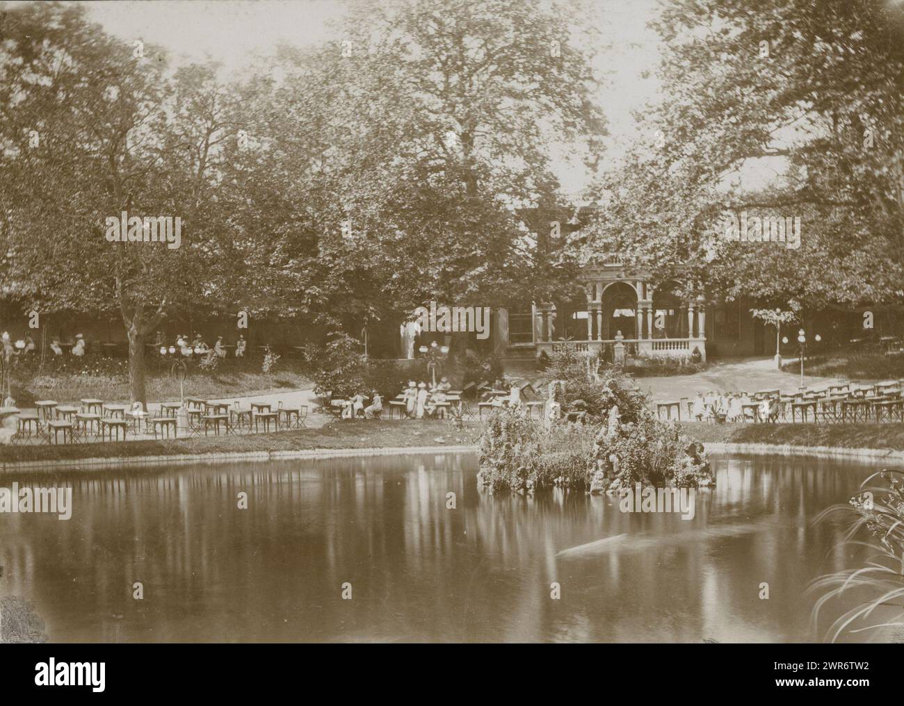 Vista di un parco con laghetto, probabilmente a Leeuwarden, anonimo, Leeuwarden, 1890 - 1910, supporto fotografico, altezza 124 mm x larghezza 173 mm, altezza 144 mm x larghezza 194 mm, fotografia Foto Stock