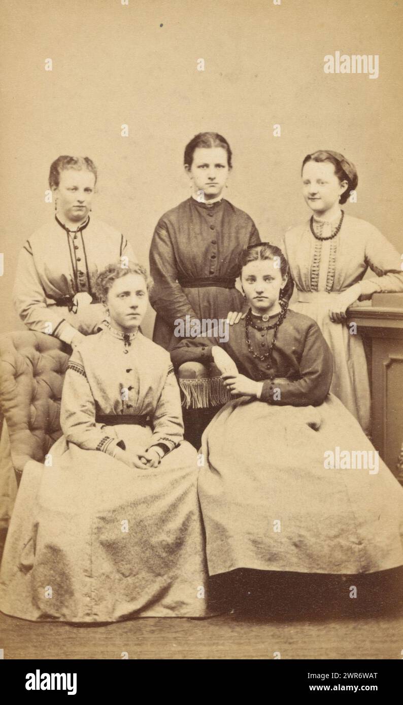 Ritratto di un gruppo di giovani donne, una delle quali è probabilmente la madre di A. F. Marmelstein, A.J. van Poorten, Deventer, 1865 - 1869, cartone, stampa albume, altezza 101 mm x larghezza 62 mm, carte-de-visite Foto Stock