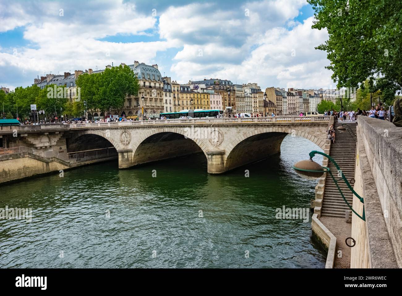 Parigi, Francia - 23 luglio 2022: Pont Saint Michel (Ponte di San Michele) è un ponte sulla Senna a Parigi. Foto Stock