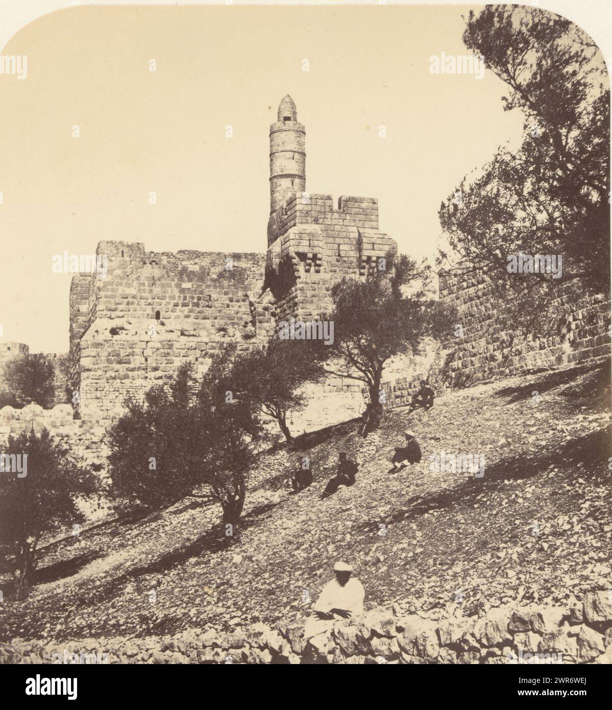 Veduta della Torre di Davide a Gerusalemme, da S. W. fuori il muro della città (titolo sull'oggetto), Cittadella (titolo della serie sull'oggetto), James McDonald, Jeruzalem, c. 1860 - in o prima del 1865, carta, stampa albume, altezza 523 mm x larghezza 340 mm, fotografia Foto Stock