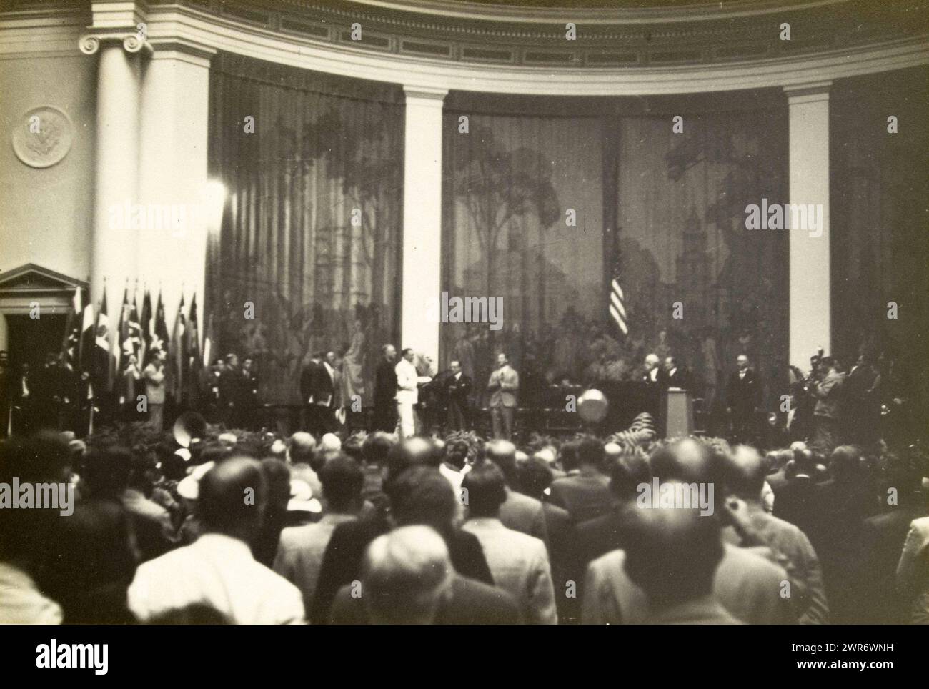 Discorso del presidente degli Stati Uniti Franklin D. Roosevelt alla terza Conferenza mondiale delle potenze, Constitution Hall, Washington DC, Stati Uniti, il presidente Roosevelt entra nella sala convegni, Constitution Hall Washington (titolo sull'oggetto), Wouter Cool, (attribuito a), Stati Uniti d'America, 11 settembre 1936, carta, stampa in argento gelatina, altezza 153 mm x larghezza 228 mm, altezza 315 mm x larghezza 285 mm, fotografia Foto Stock