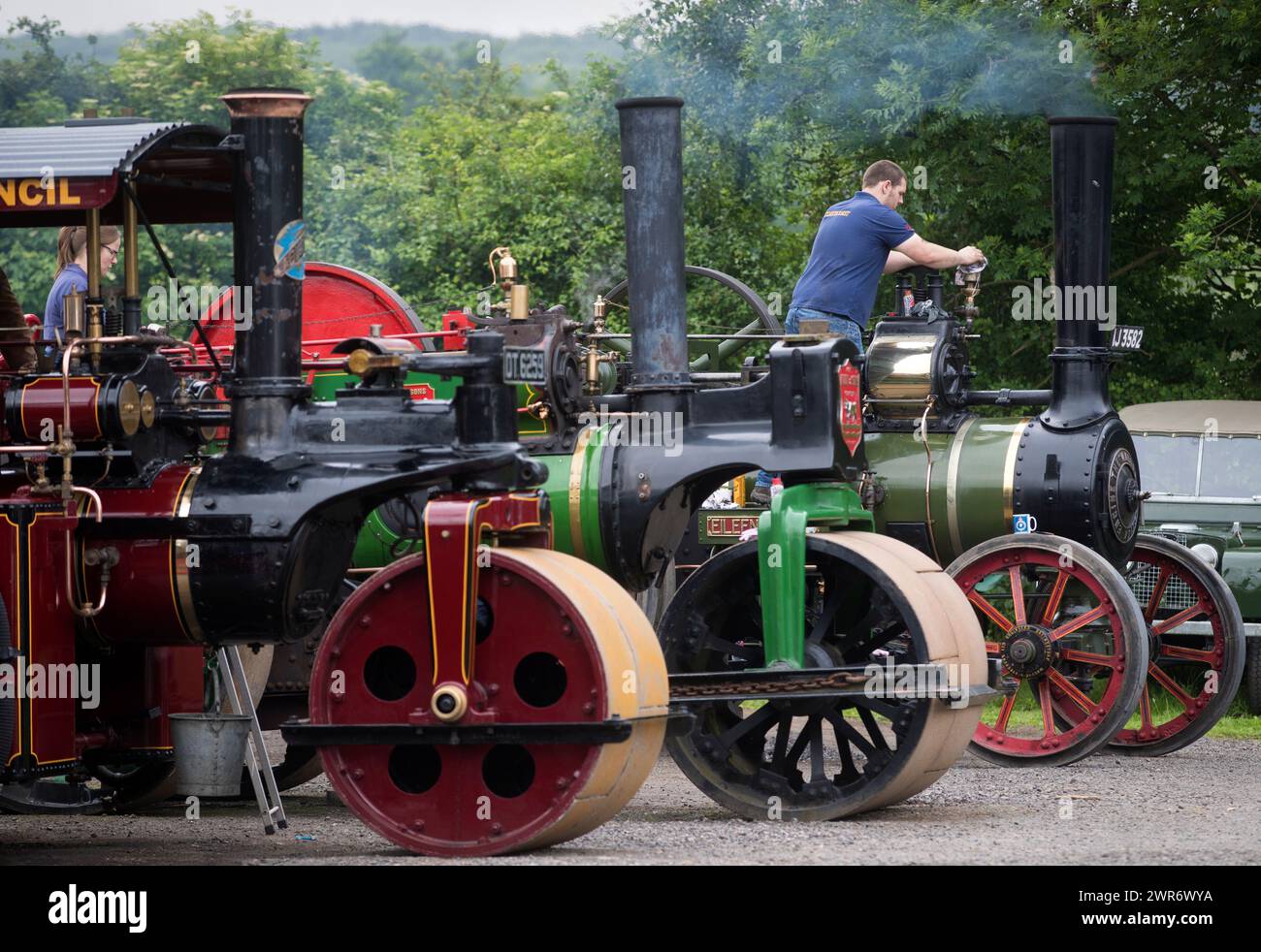 02/07/18 i motori di trazione, alcuni risalenti agli anni '1880, girano lentamente intorno a Klondyke Mill vicino a Draycott nell'argilla durante l'annuale Steam Party. A. Foto Stock