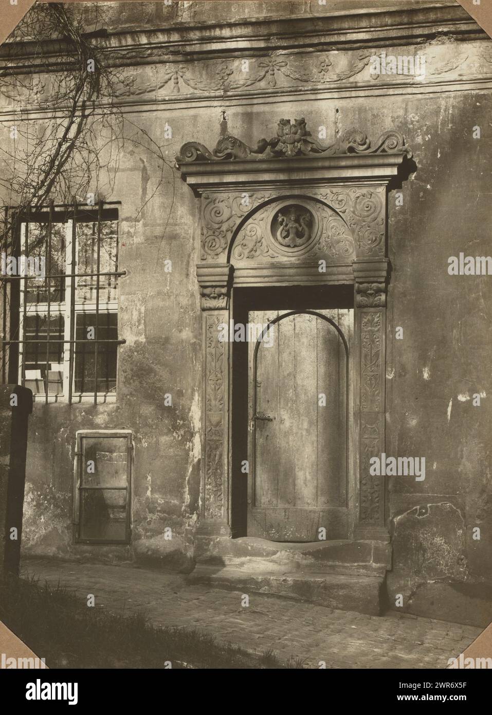 Portale in pietra, anonimo, 1930 - 1970, supporto fotografico, altezza 228 mm x larghezza 172 mm, altezza 325 mm x larghezza 239 mm, fotografia Foto Stock