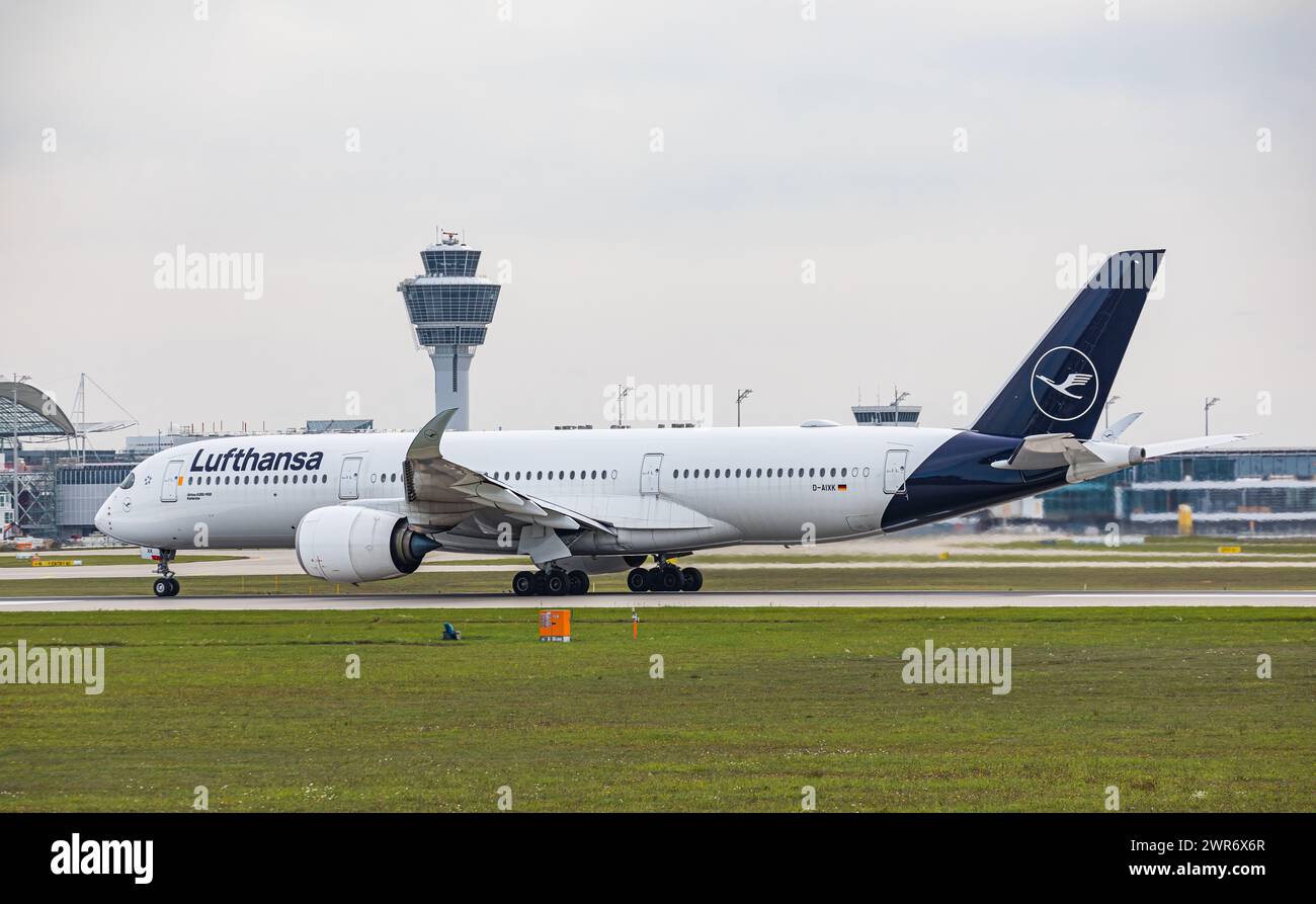 Ein Airbus A350-941 von Lufthansa startet von der Nordbahn des Flughafen München. Immatrikulation D-AIXK. (München, Deutschland, 09.10.2022) Foto Stock