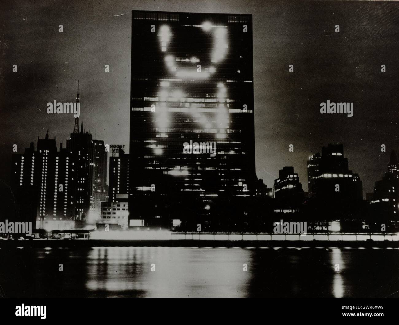 Iniziali alla luce della sede delle Nazioni Unite a Manhattan, New York, U.N. illumina il cielo, iniziali attraverso lo skyline di Manhattan (titolo sull'oggetto), anonimo, editore: Keystone Press Agency, Manhattan, editore: London, 1950, baryta paper, stampa in argento gelatina, altezza 152 mm x larghezza 206 mm, fotografia Foto Stock