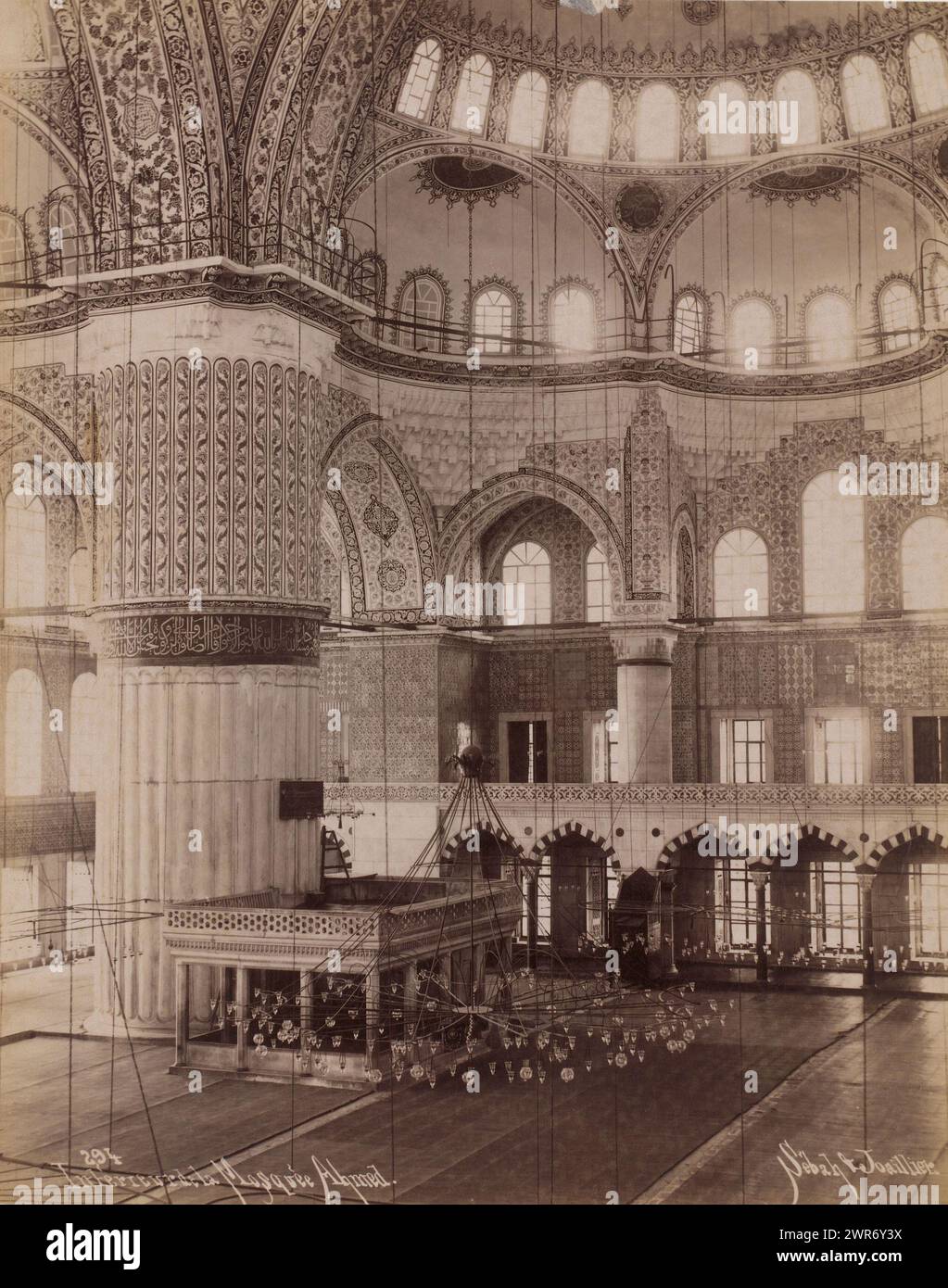 Interno della Moschea del Sultano Ahmet a Istanbul, Intérieur de la Mosquée Ahmed (titolo sull'oggetto), Sébah & Joaillier, Strasbourg boel, 1888 - 1900, carta, stampa albume, altezza 210 mm x larghezza 264 mm, fotografia Foto Stock