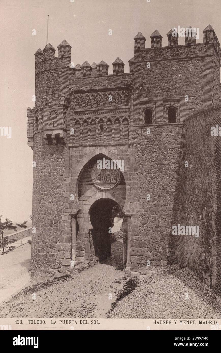 Vista della Puerta del Sol a Toledo, Toledo, la Puerta del Sol (titolo sull'oggetto), Hauser y Menet, anonimo, Toledo, 1890 - 1930, carta, collotipo, altezza 218 mm x larghezza 146 mm, stampa fotomeccanica Foto Stock