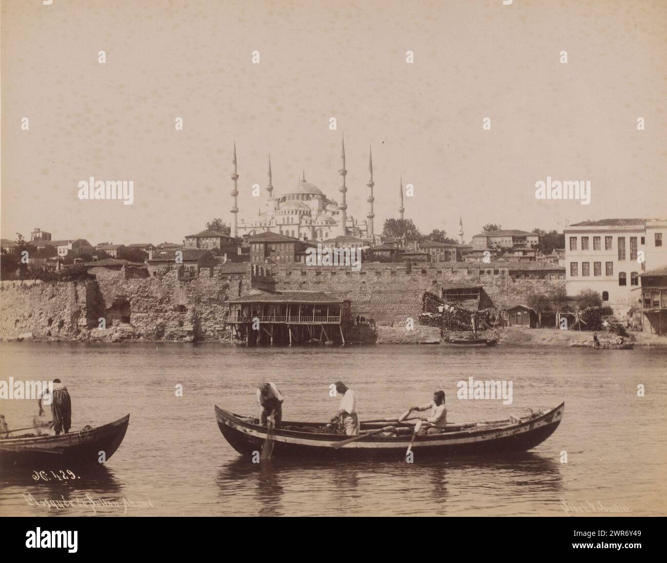 Vista della Moschea del Sultano Ahmet a Istanbul, Mosquée du Sultan-Ahmed (titolo sull'oggetto), Sébah & Joaillier, Strasbourg boel, 1888 - 1900, carta, stampa albume, altezza 208 mm x larghezza 269 mm, fotografia Foto Stock