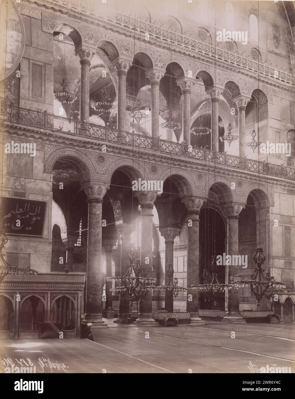 Interno di Hagia Sophia a Istanbul, Ste Sophie (titolo sull'oggetto), Sébah & Joaillier, Strasbourg boel, 1888 - 1900, carta, stampa albume, altezza 269 mm x larghezza 210 mm, fotografia Foto Stock