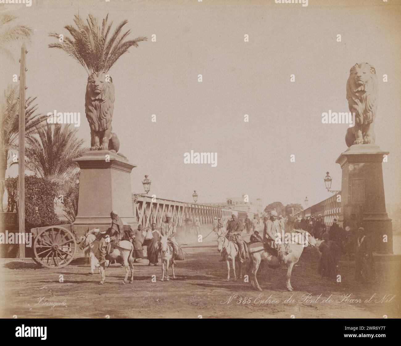 Qasr al-Nil Bridge over the Nile al Cairo, Entrance du Pont de Kasr el Nil (titolo sull'oggetto), C. & G. Zangaki, Cairo, 1870 - 1910, carta, stampa albume, altezza 223 mm x larghezza 283 mm, fotografia Foto Stock