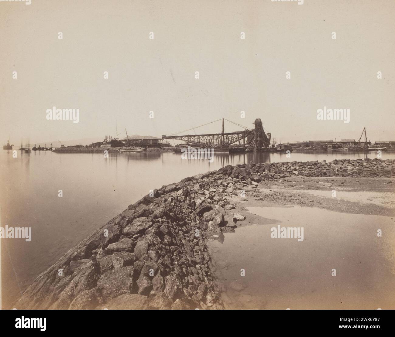 Vista su un porto, anonimo, 1860 - 1900, carta, stampa albume, altezza 224 mm x larghezza 288 mm, fotografia Foto Stock