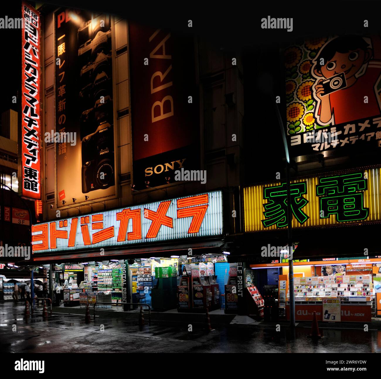 Fotocamera e negozi di elettronica in notturna a Shinjuku, Tokyo, Giappone. Foto Stock