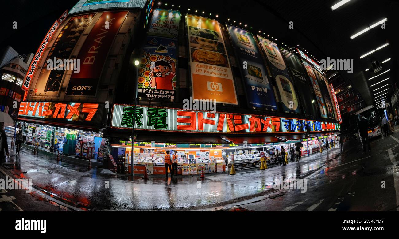 Fotocamera e negozi di elettronica in notturna a Shinjuku, Tokyo, Giappone. Foto Stock