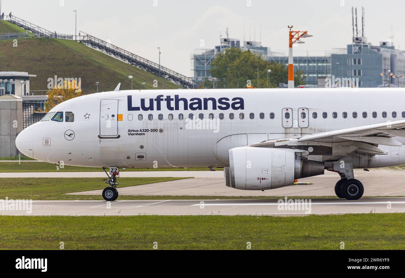 Ein Airbus A320-214 von Lufthansa startet von der Nordbahn des Flughafen München. Immatrikulation D-AIZZ. (München, Deutschland, 09.10.2022) Foto Stock