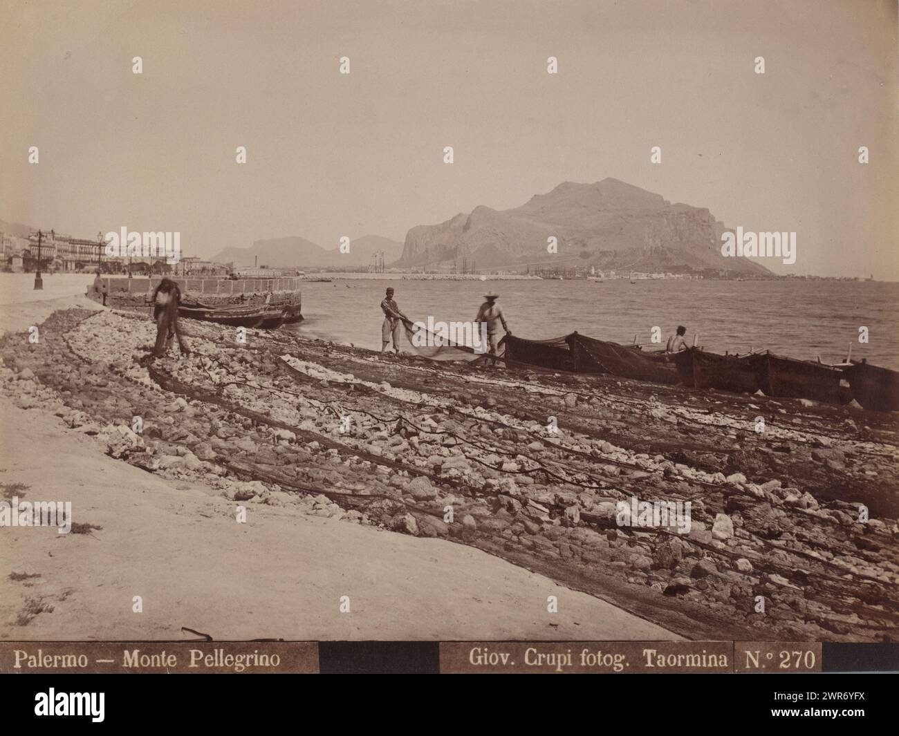 Veduta di Monte Pellegrino da Palermo, Palermo, Monte Pellegrino (titolo sull'oggetto), Giovanni Crupi, Palermo, 1865 - 1875, carta, stampa albume, altezza 168 mm x larghezza 222 mm, fotografia Foto Stock