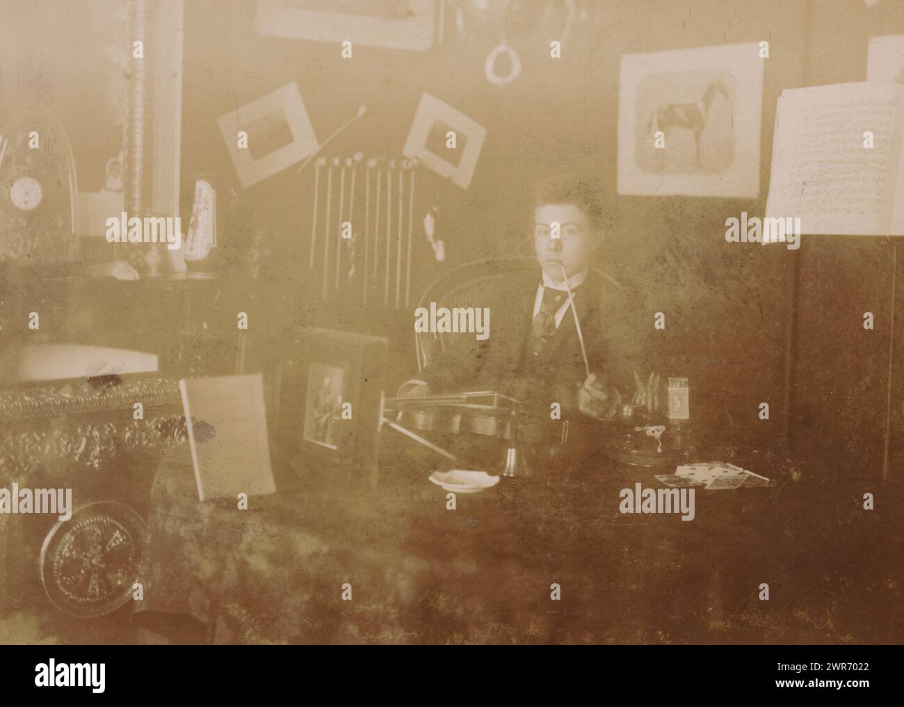 Ritratto dello studente Van Haeften con violino e pipa nella sua stanza a Wageningen, anonimo, Wageningen, 1892, carta baryta, altezza 140 mm x larghezza 190 mm, fotografia Foto Stock