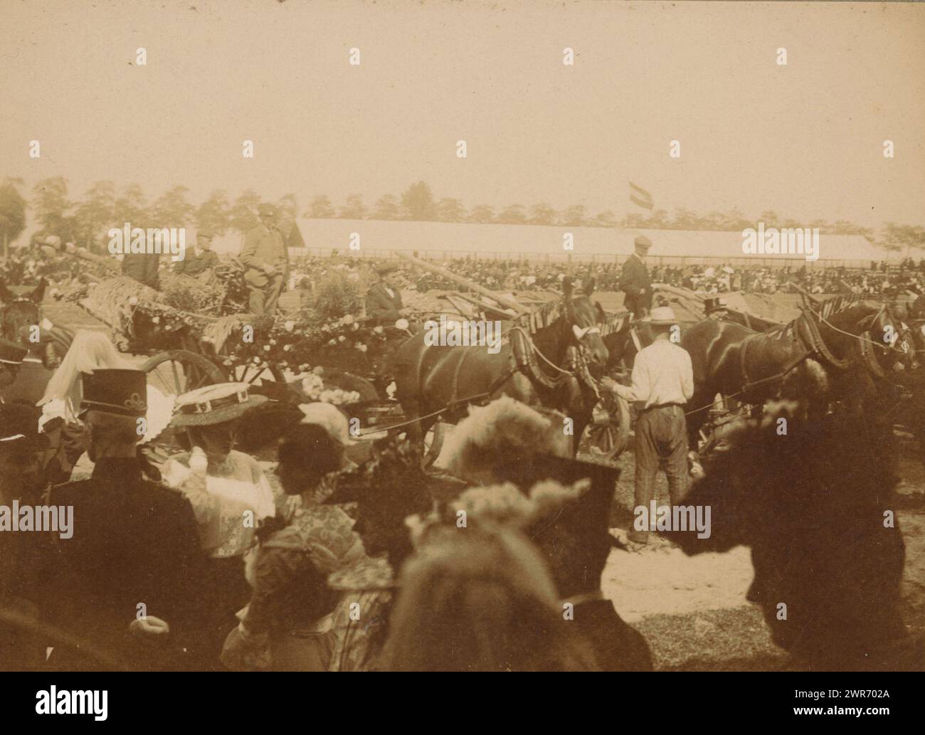 Mostra con i cavalli, probabilmente nei Paesi Bassi, anonimo, Paesi Bassi, c. 1895 - c. 1905, carta baryta, altezza 139 mm x larghezza 177 mm, fotografia Foto Stock
