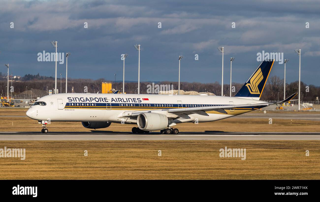 München, Deutschland - 1. Gennaio 2022: Ein Airbus A350-900 von Singapore Airlines startet vom Flughafen München. Registrazione 9V-SMI. Foto Stock