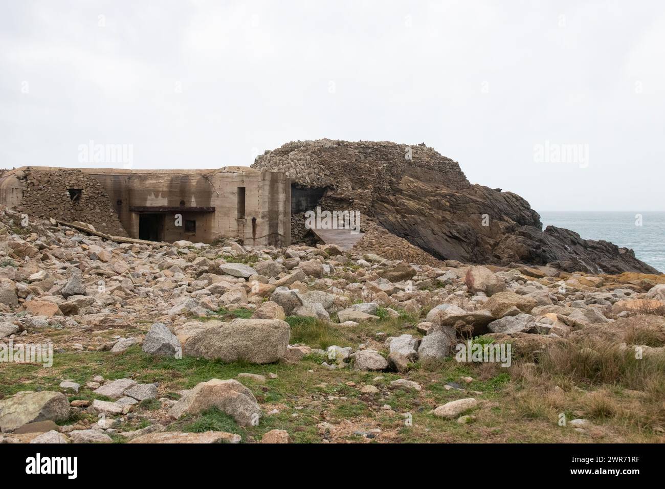 Alderney Channel Islands seconda guerra mondiale seconda guerra mondiale occupazione bunker tedeschi nazisti litorale in cemento roccioso muro difensivo Atlantico Foto Stock