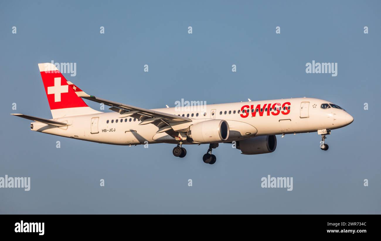 Zürich, Schweiz - 25. Gennaio 2022: Ein Airbus A220-300 von Swiss International Airlines im Landeanflug auf den Flughafen Zürich. Registrazione HB-JCJ. Foto Stock