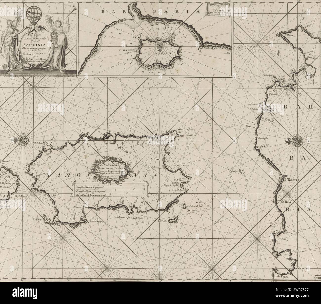 Mappa del mare dell'isola di Sardegna e parte della costa del Nord Africa, Mappa delle coste marittime dell'isola di Sardegna con le coste marittime opposte di Barbaria, tra C. de ferro e C. Bona. (Titolo in oggetto), carta nautica dell'isola di Sardegna e parte della costa del Nord Africa con una mappa a incasso dell'isola di Tabarca, con tre rose di bussola. In alto a sinistra il cartiglio con il titolo, affiancato da due donne con un ramo di palma e una tromba. Al centro, l'indirizzo dell'editore e la scala, indicati in miglia tedesche, spagnole e inglesi o francesi (scala: c. 1:900,000). Foto Stock