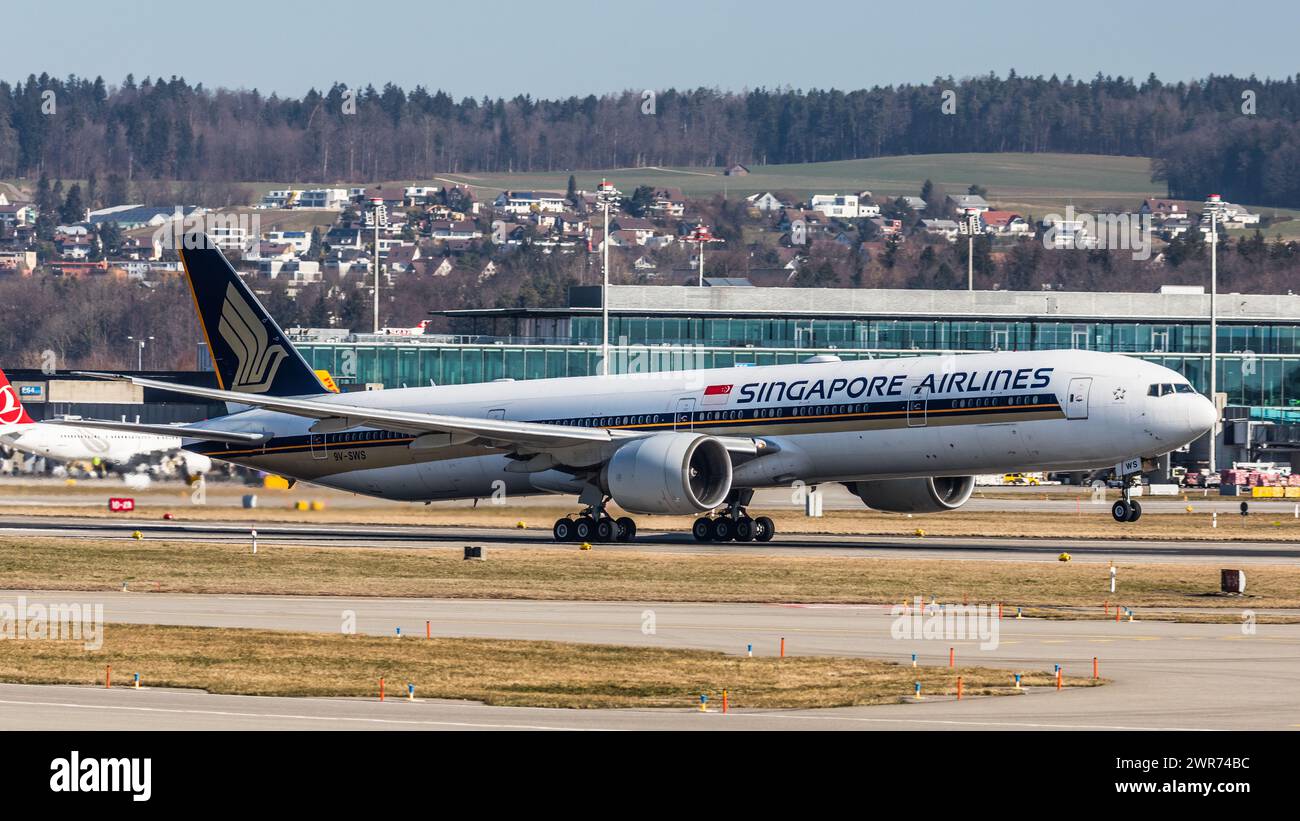Zürich, Schweiz - 28. Febbraio 2022: Eine Boeing 777-312ER von Singapore Airlines startet vom Flughafen Zürich. Foto Stock