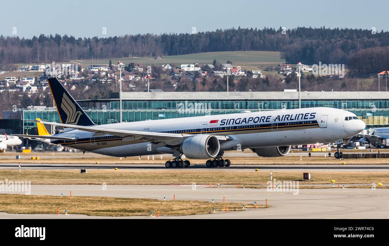 Zürich, Schweiz - 28. Febbraio 2022: Eine Boeing 777-312ER von Singapore Airlines startet vom Flughafen Zürich. Foto Stock