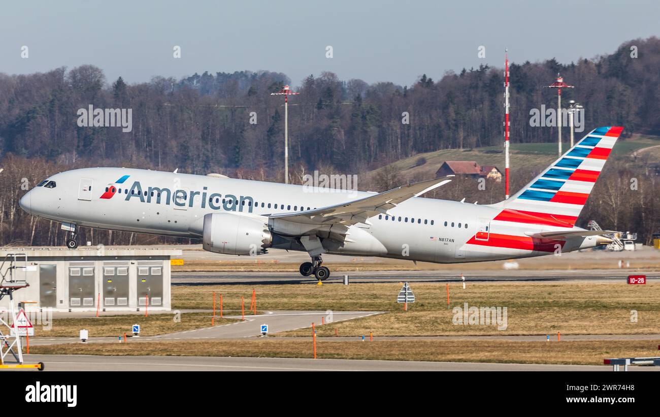 Zürich, Schweiz - 28. Febbraio 2022: Eine Boeing 787-8 von American Airlines startet vom Flughafen Zürich a Richtung Vereinigte Staaten von Amerika. Foto Stock