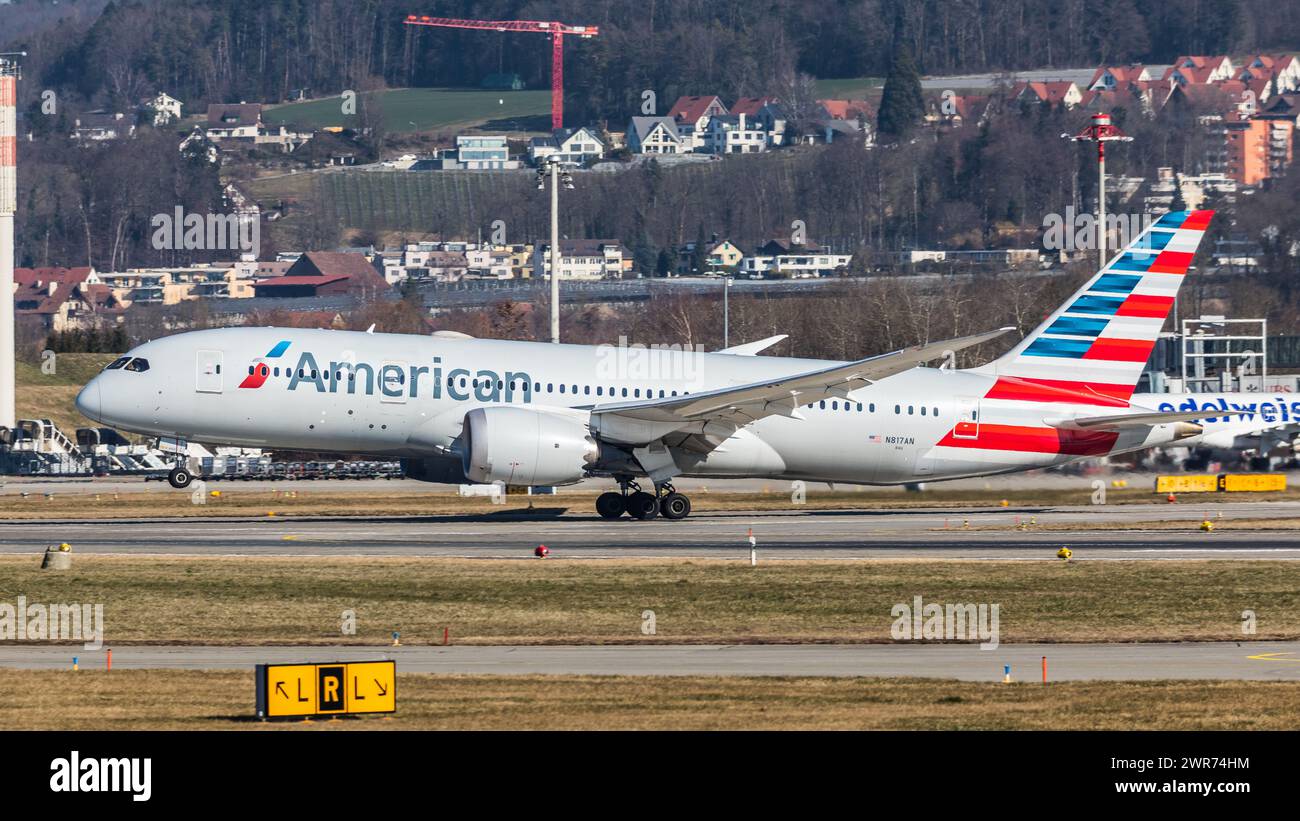 Zürich, Schweiz - 28. Febbraio 2022: Eine Boeing 787-8 von American Airlines startet vom Flughafen Zürich a Richtung Vereinigte Staaten von Amerika. Foto Stock