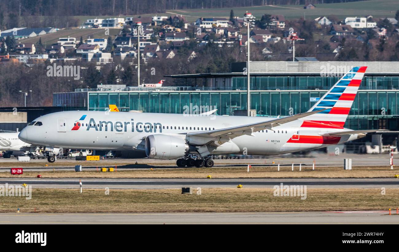 Zürich, Schweiz - 28. Febbraio 2022: Eine Boeing 787-8 von American Airlines startet vom Flughafen Zürich a Richtung Vereinigte Staaten von Amerika. Foto Stock