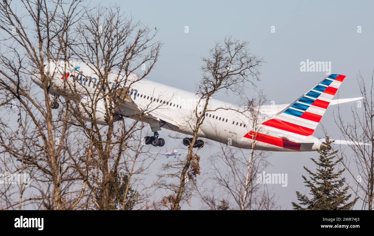 Zürich, Schweiz - 28. Febbraio 2022: Eine Boeing 787-8 von American Airlines startet vom Flughafen Zürich a Richtung Vereinigte Staaten von Amerika. Foto Stock