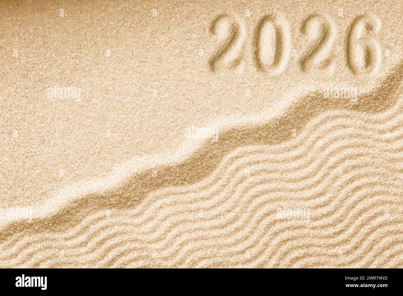 Impronte di numeri 2026 Capodanno su sfondo di onde di sabbia dorata Foto Stock