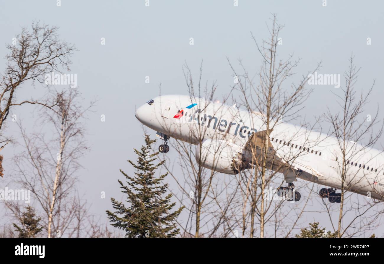 Zürich, Schweiz - 28. Febbraio 2022: Eine Boeing 787-8 von American Airlines startet vom Flughafen Zürich a Richtung Vereinigte Staaten von Amerika. Foto Stock