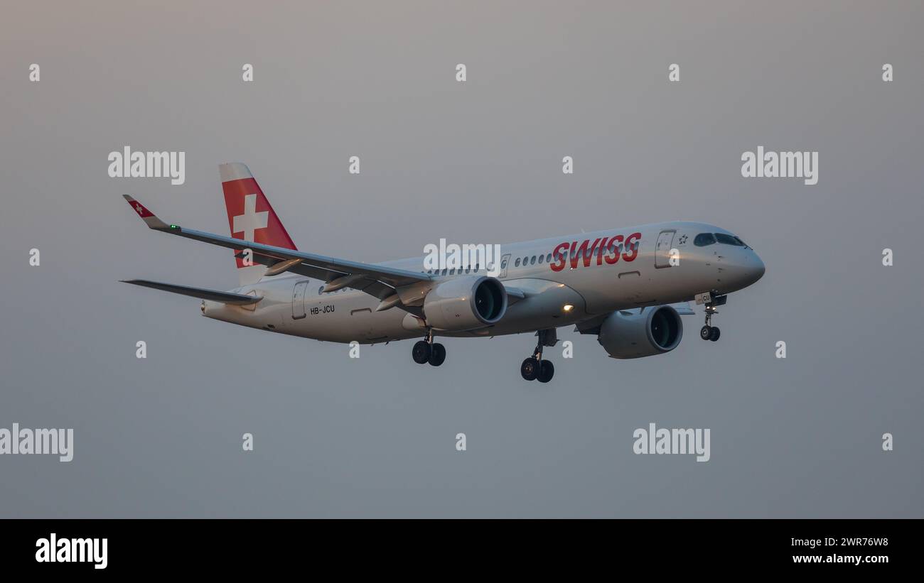 Zürich, Schweiz - 11. März 2022: Ein Airbus A220-300 von Swiss International Airlines im Landeanflug auf den Flughafen Zürich. Registrazione HB-JCU. Foto Stock