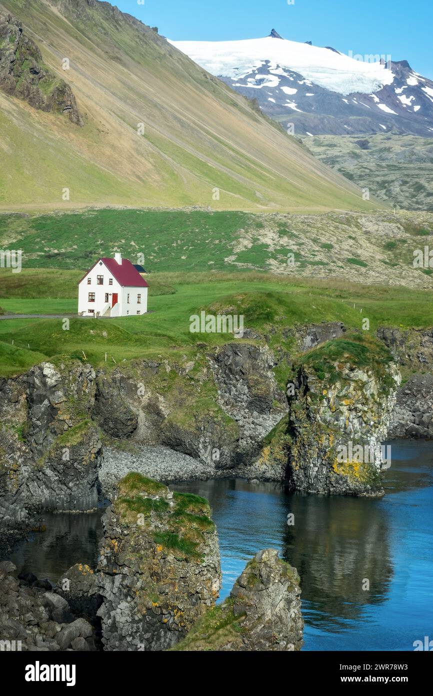 Piccola casa bianca in Arnarstapi, Snaefellsnes penisola paesaggio panoramico, Islanda Foto Stock